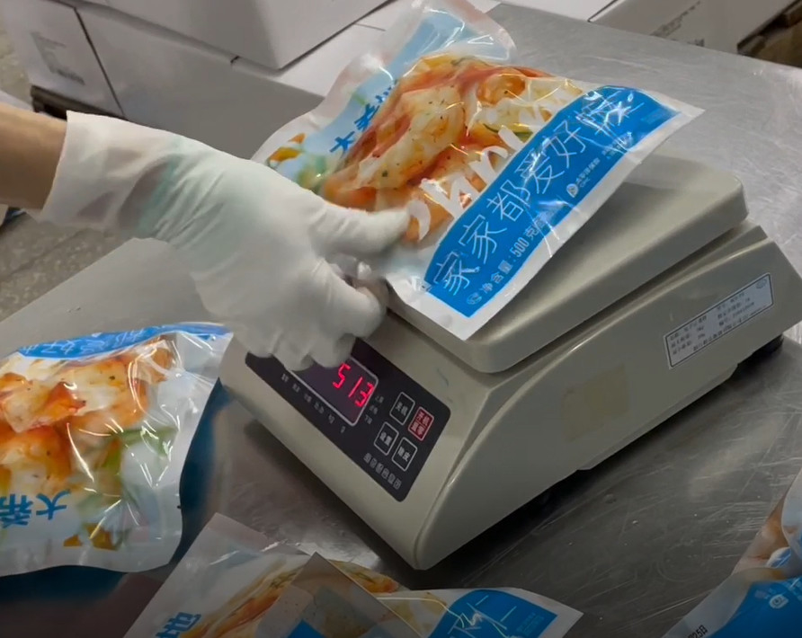Peso d'imballaggio 200g~1500g dell'obiettivo del sistema del gruppo di lavoro ghiacciato del gamberetto della macchina imballatrice del pesatore degli ss 304