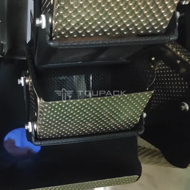 La macchina imballatrice Dimple Plate Hopper 14 del pesatore della vite 1.0L 1.5L si dirige verso il petto di pollo