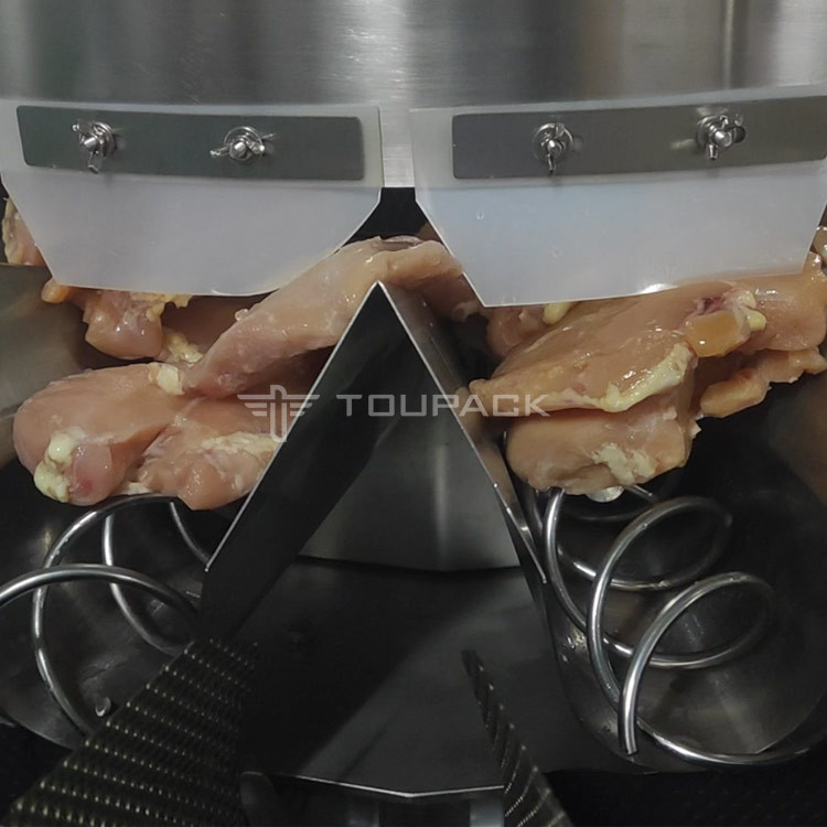 La macchina imballatrice Dimple Plate Hopper 14 del pesatore della vite 1.0L 1.5L si dirige verso il petto di pollo