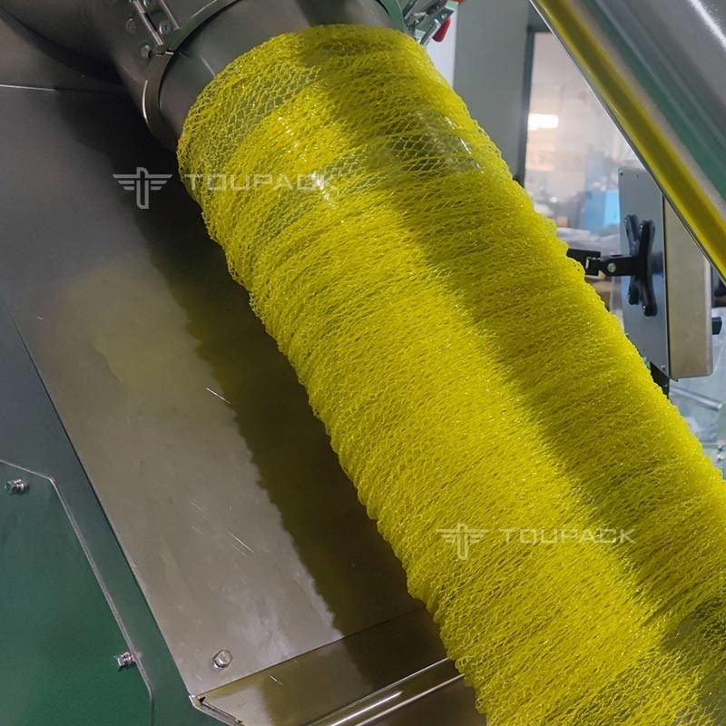 Macchina di confezionamento di sacchetti a maglia da 5 kg Macchina automatica di confezionamento di sacchetti a maglia di frutta fresca Macchina di etichettatura
