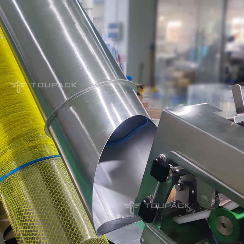Macchina di confezionamento di sacchetti a maglia da 5 kg Macchina automatica di confezionamento di sacchetti a maglia di frutta fresca Macchina di etichettatura