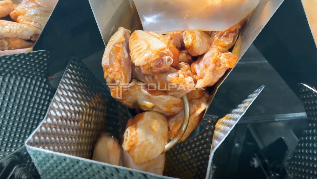 Combinazione di alimentatore a vite automatico Pesatrice di riempimento di alimenti appiccicosi Carne marinata Ali di pollo Pesatrice multi-testa
