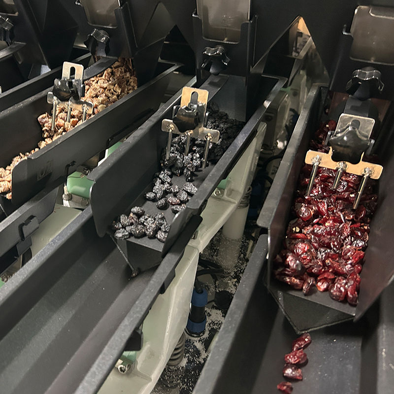 Macchina per il riempimento e l'imballaggio di bottiglie di vasetti di plastica per snack di arachidi e noccioline miste, macchina riempitrice per bottiglie