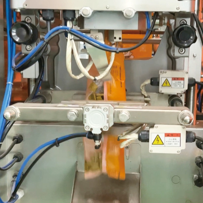 Macchina verticale automatica quantitativa per il confezionamento, il riempimento e la sigillatura di snack alimentari con pesatura e confezionamento VFFS di alta qualità