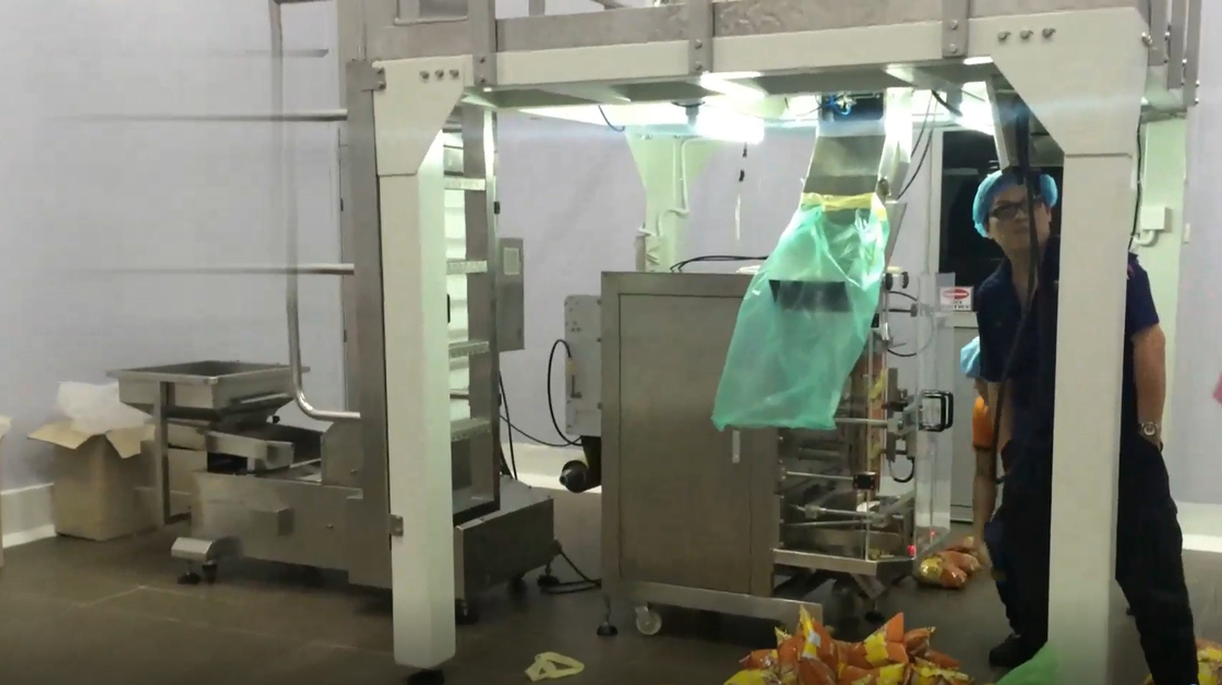 Il materiale da otturazione di pesatura automatico di VFFS e la macchina di sigillatura 2.2KW per gli spuntini appoggiano insaccare