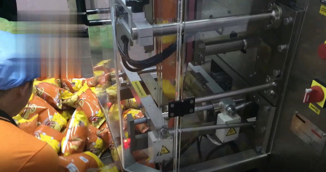 Il materiale da otturazione di pesatura automatico di VFFS e la macchina di sigillatura 2.2KW per gli spuntini appoggiano insaccare