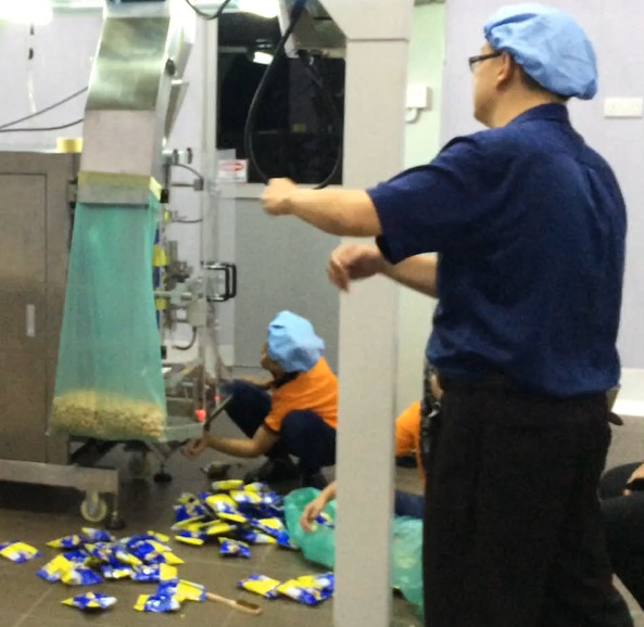 Impacchettatrice di forma/riempimento/saldatura verticale automatica di VFFS per il chicco di caffè della polvere